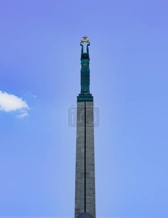 Foto de Monumento a la Libertad en Riga, Letonia, sobre un fondo de cielo azul - Imagen libre de derechos