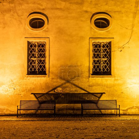 Téléchargez les photos : Le château de Valdstejn ou Jicin et son éclairage nocturne créent une belle atmosphère romantique. Les ombres des fenêtres et des bancs ont un effet effrayant. - en image libre de droit