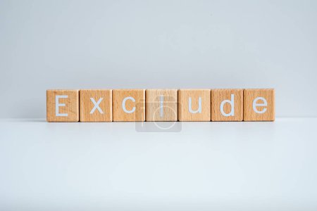 Téléchargez les photos : Les blocs de bois forment le texte "Exclure" sur un fond blanc. - en image libre de droit