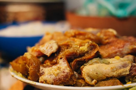 assiette avec des couilles de porc crues dans la cuisine pour préparer un tamale colombien