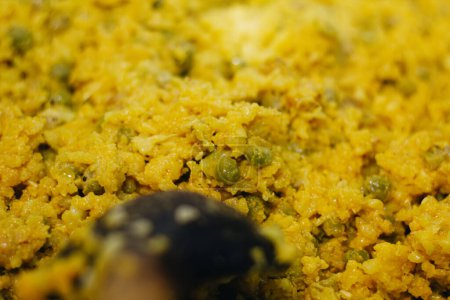 Kochlöffel für den gelben Teig einer kolumbianischen Tamale in der Küche