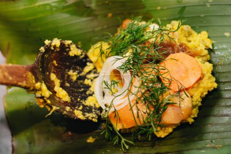 Holzlöffel zur Zubereitung von Tamale Typisch kolumbianisches Essen in Bananenblätter gewickelt