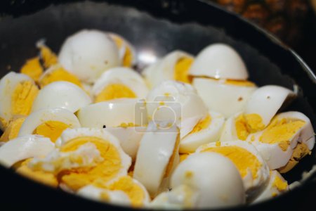 Topf voller gekochter Eier in der Küche, um ein köstliches kolumbianisches Tamale zuzubereiten