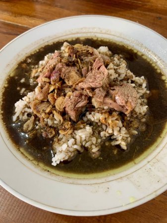 Téléchargez les photos : Décryptages Photo de Rawon : Une soupe traditionnelle indonésienne salée de boeuf noir de Java oriental. Rawon a couronné la soupe la plus délicieuse du monde - en image libre de droit
