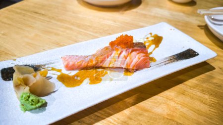 Salmón a la parrilla con sushi y huevos de salmón