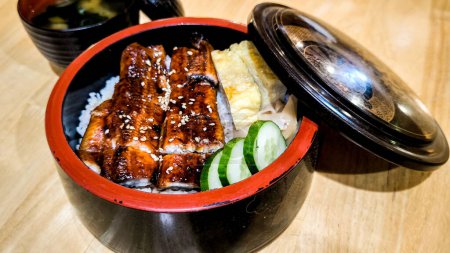 Téléchargez les photos : Unagi don, anguille japonaise grillée avec riz Nourriture japonaise.anguille grillée servie sur boîte de riz - en image libre de droit