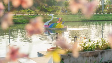 1. Januar 2024 in Bangkok, Thailand Ein familienfreundlicher Park mit Wasseraktivitäten und Restaurants. Offen zu vermieten: Entenboote zum Radfahren im Bach 