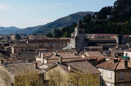 Foto de Una impresionante vista panorámica de la histórica ciudad de Sisteron, situada en el corazón de Provenza, Francia. - Imagen libre de derechos