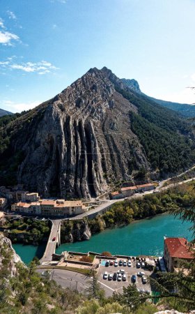 Foto de Una impresionante fotografía tomada de la histórica ciudadela de Sisteron, que captura la grandeza de Montagne de la Baume. - Imagen libre de derechos