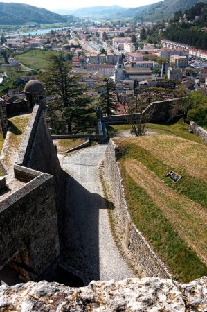 Foto de Una vista impresionante de la histórica ciudadela de Sisteron, encaramado en una ladera rocosa en el corazón de Provenza, Francia. - Imagen libre de derechos