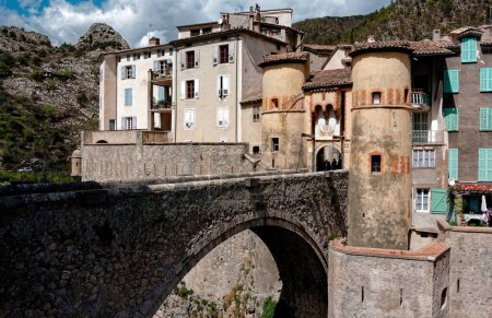Una foto encantadora del pueblo histórico de Entrevaux, Francia.