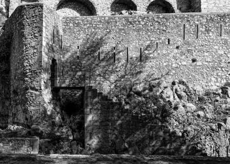 Foto de Una vista impresionante de la histórica ciudadela de Sisteron, encaramado en una ladera rocosa en el corazón de Provenza, Francia. - Imagen libre de derechos
