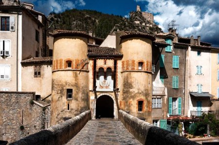 Téléchargez les photos : Le charme rustique d'Entrevaux, village médiéval niché au cœur du sud de la France. - en image libre de droit