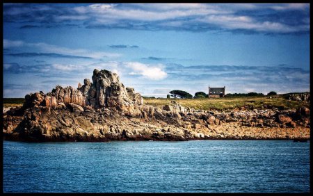 Téléchargez les photos : Capturez la beauté à couper le souffle de l'île de Brehat, Côte d'Armor, France, avec ce magnifique paysage marin d'été. - en image libre de droit