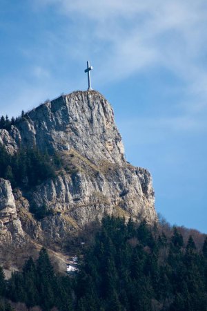 Téléchargez les photos : Paysage panoramique à couper le souffle avec la Croix du Nivolet dans les Bauges, Savoie, France. - en image libre de droit