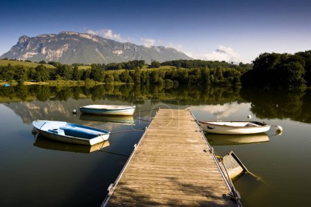 Téléchargez les photos : Vue imprenable sur le lac Sainte-Hélène niché dans le pittoresque massif de Belledonne en Savoie, France. - en image libre de droit