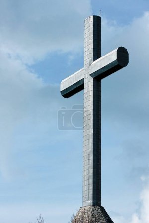 Téléchargez les photos : Paysage panoramique à couper le souffle avec la Croix du Nivolet dans les Bauges, Savoie, France. - en image libre de droit