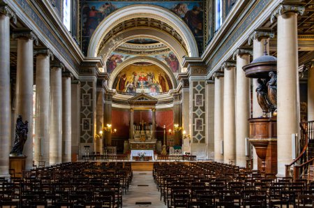 Foto de Elegante vista interior de la iglesia de Notre Dame de Lorette en París, mostrando su belleza arquitectónica y ambiente sereno. - Imagen libre de derechos