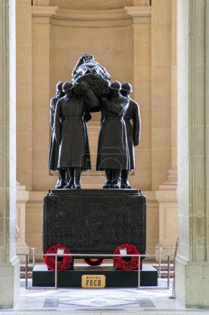Foto de La majestuosa tumba del mariscal Ferdinand Foch en Les Invalides en París, Francia, símbolo de honor e historia. - Imagen libre de derechos