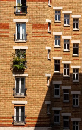 Téléchargez les photos : Un charmant bâtiment parisien dans le 12ème arrondissement baigné par la chaleur du soleil d'été. - en image libre de droit