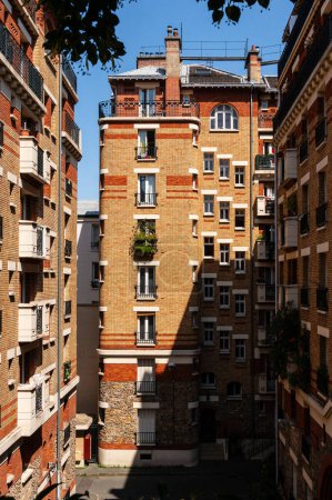Téléchargez les photos : Un charmant bâtiment parisien dans le 12ème arrondissement baigné par la chaleur du soleil d'été. - en image libre de droit
