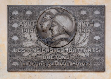 Foto de Una placa conmemorativa solemne en honor a los veteranos bretones de la Primera Guerra Mundial en Les Invalides en París, Francia, rindiendo homenaje a su sacrificio. - Imagen libre de derechos