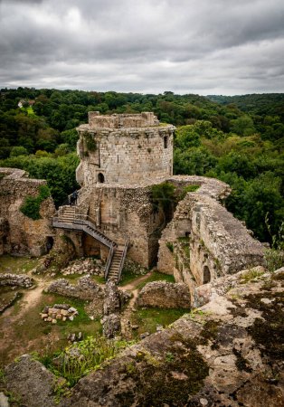Téléchargez les photos : Panorama panoramique du château médiéval historique de Tonquedec, Bretagne, France, sur fond pittoresque. - en image libre de droit