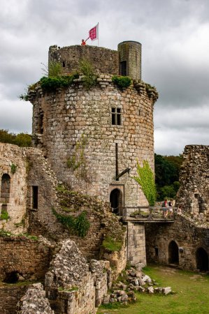 Téléchargez les photos : Panorama panoramique du château médiéval historique de Tonquedec, Bretagne, France, sur fond pittoresque. - en image libre de droit