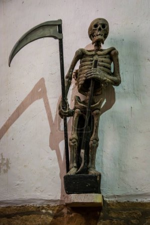 Téléchargez les photos : La statue d'Eerie Ankou, symbole de la mort, se dresse dans le cimetière de Ploumilliau, Bretagne, France. - en image libre de droit