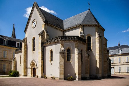 Foto de Convento histórico de Saint Gildard en Nevers, Francia, donde descansa el cuerpo incorrupto de Santa Bernadette Soubirous. Un sitio espiritual visitado por peregrinos de todo el mundo. - Imagen libre de derechos