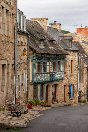 Foto de Pintorescas casas de entramado de madera alinean Rue Treguier en la hermosa Bretaña, Francia, mostrando la arquitectura tradicional. - Imagen libre de derechos