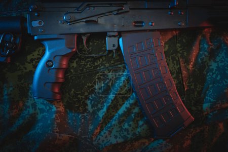 Téléchargez les photos : Chargeur attaché avec cartouches au fusil d'assaut AK 12, photo rapprochée. Photo de haute qualité - en image libre de droit