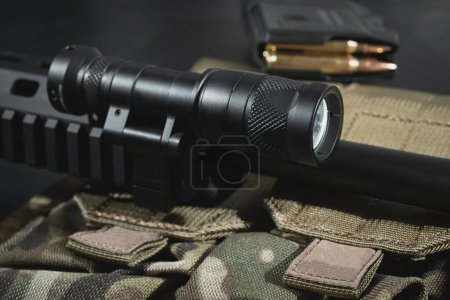 Téléchargez les photos : Lampe de poche militaire tactique montée sur fusils, photo rapprochée. Photo de haute qualité - en image libre de droit