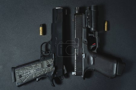 Foto de Armas de fuego, pistola calibre m1911 45 y g19 9 mm. Foto de alta calidad - Imagen libre de derechos