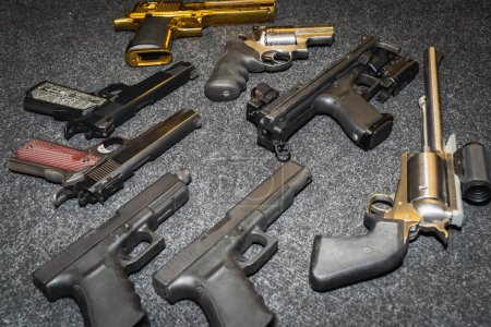 Foto de Lots of firearms, pistols and revolvers close-up. High quality photo - Imagen libre de derechos