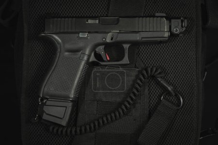 Téléchargez les photos : Pistolet tactique g19 avec frein à museau et cordon de sécurité. Photo de haute qualité - en image libre de droit