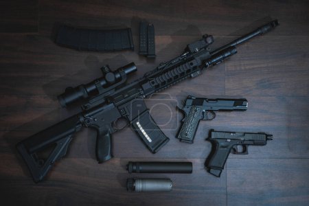 Foto de Armas de fuego para uso civil para protegerse o objetos de valor. Pistolas, rifles y silenciadores. Foto de alta calidad - Imagen libre de derechos