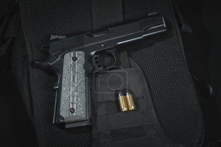 Foto de Hermosa pistola de calibre M1911 45 y cartuchos, foto de cerca. Foto de alta calidad - Imagen libre de derechos
