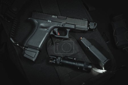 Téléchargez les photos : Pistolet tactique g19 avec compensateur de museau et chargeur étendu et lampe de poche à arme. Photo de haute qualité - en image libre de droit
