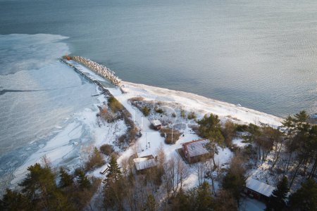 Ein Pier auf der Insel Ägna an einem Wintertag, Luftaufnahme aus einem Quadrocopter . 