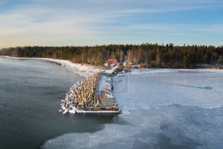Ein Steg auf der Insel Ägna an einem Wintertag, Foto von einer Drohne. Hochwertiges Foto