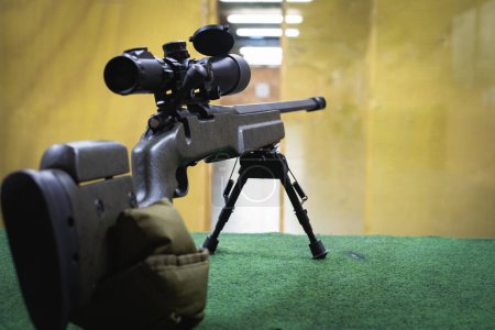 Téléchargez les photos : Fusil de sniper dans un champ de tir, photo rapprochée. Photo de haute qualité - en image libre de droit