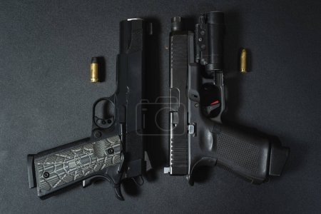 Armas de fuego, moderna pistola táctica de 9 mm y clásica pistola de calibre 45. Foto de alta calidad