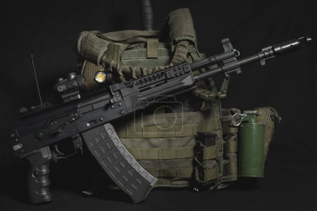 Téléchargez les photos : Fusil russe AK 12 moderne et équipement militaire. - en image libre de droit