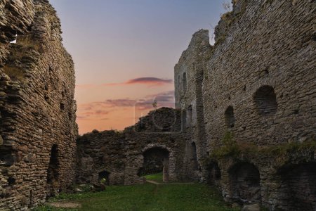 Ruinen der Burg von Toolse bei Sonnenuntergang im Sommer. Hochwertiges Foto