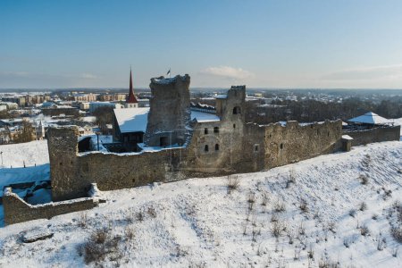Ruinen der alten Burg Rakvere im Winter, Drohnen-Luftaufnahmen. 