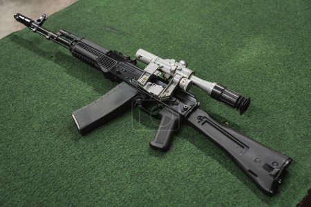 Téléchargez les photos : Fusil d'assaut AK74m avec visée optique dans un champ de tir. Photo de haute qualité - en image libre de droit