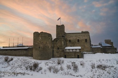 Ruinen der Burg Rakvere und der Himmel bei Sonnenuntergang. 