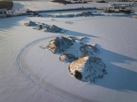 Natur Estlands, zugefrorener See mit Inseln, Foto von einer Drohne, Blick von unten. 