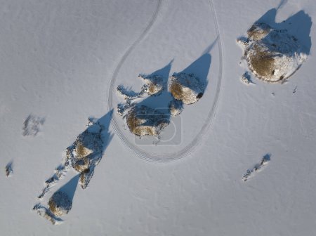 Natur Estlands, zugefrorener See mit Inseln, Foto von einer Drohne, Blick von unten. Hochwertiges Foto